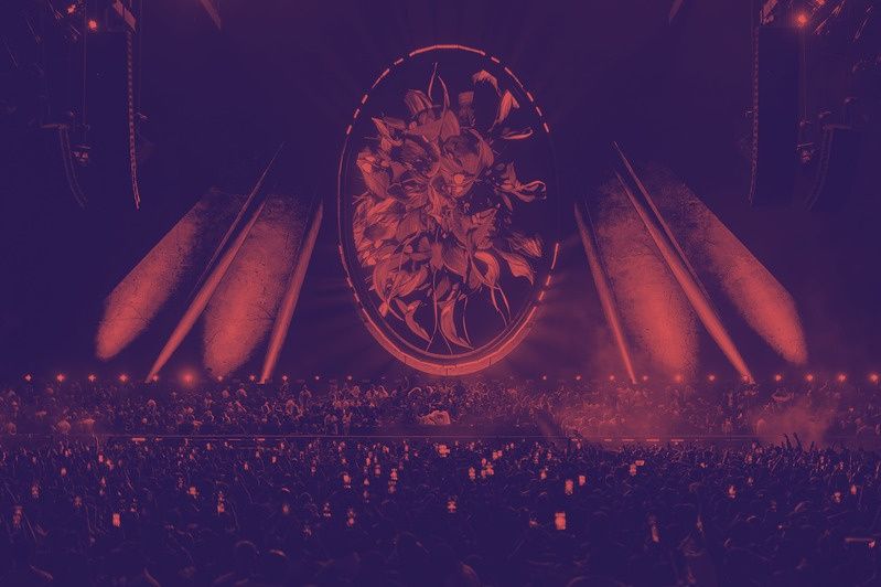 Stage production with immersive visuals